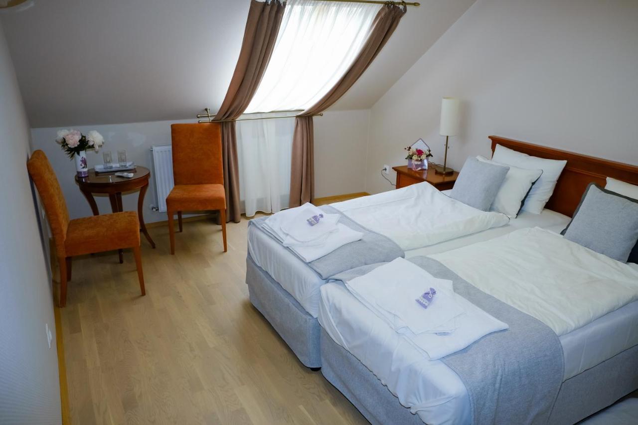 Hotel Barkoscinege Vendeghaz à Geberjen Extérieur photo